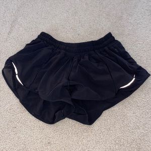 Lululemon Athletica Hotty Hot Low Rise Short 4” Size 6 Black Lined